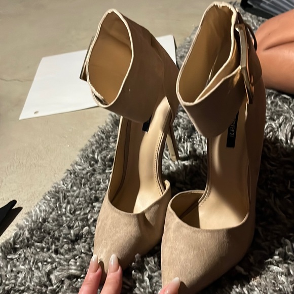 High heels - Picture 1 of 4